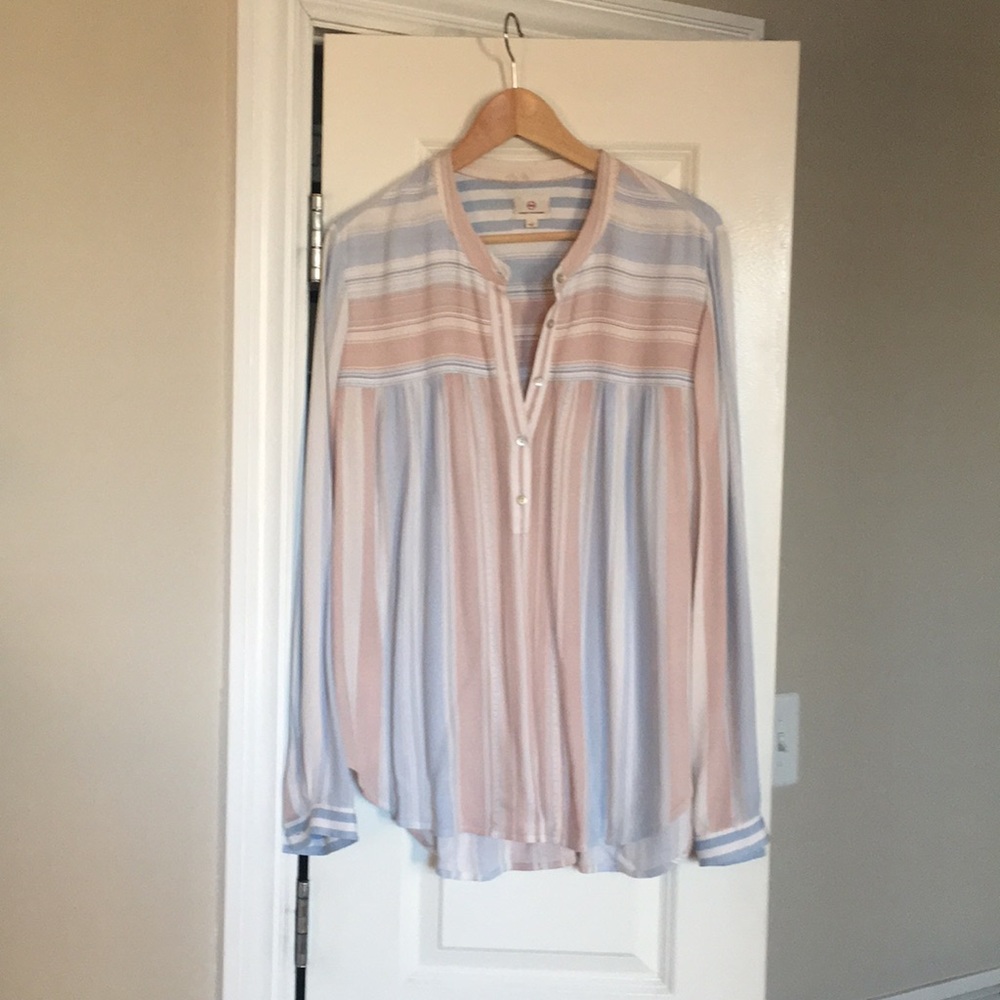 small spot by tag but it doesn't show through.